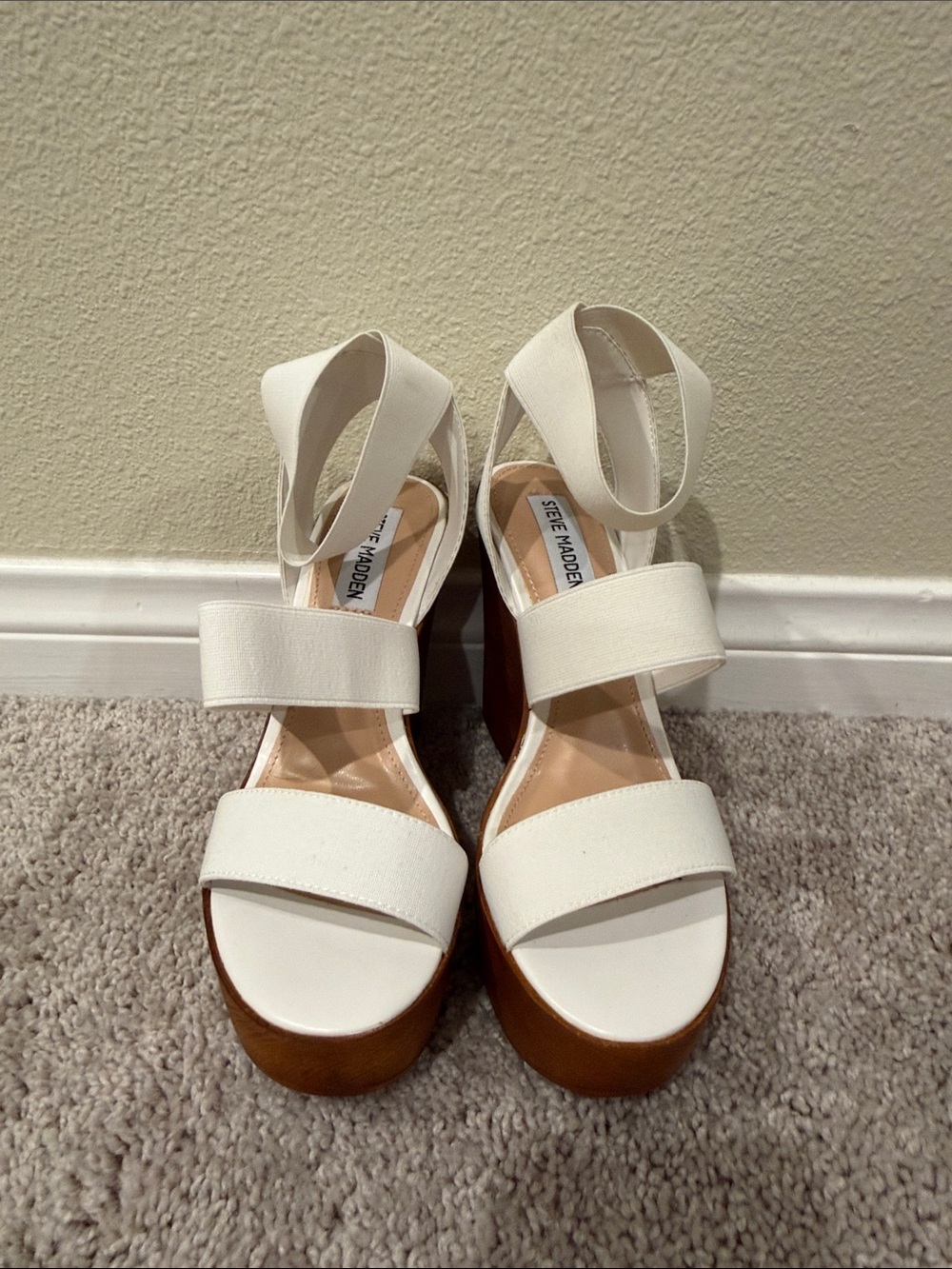 New! Steve Madden White Strapy Platforn Size7